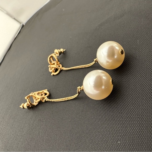 Salvatore Ferragamo Gancini Chain Drop Earrings With Pearl In Gold NEW IN BOX - Picture 4 of 15
